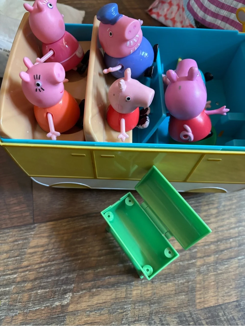 Peppa pig van + figures
